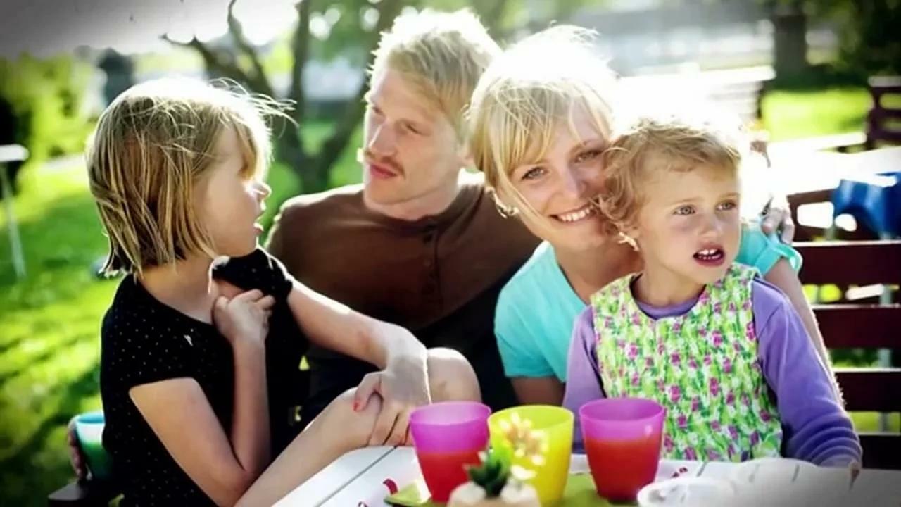 Шведская семья это простыми словами. Семья в Швеции. Шведская семейка. Шведские семейные традиции. Шведы семья.